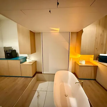 The Houseboat Family - De Jordaan Brand New Houseboat! * Amsterdam