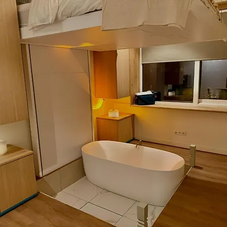 The Houseboat Family - De Jordaan Brand New Houseboat!