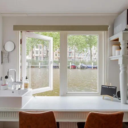 The Houseboat Family - De Jordaan Botel Amsterdam