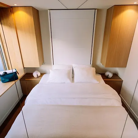 The Houseboat Family - De Jordaan Brand New Houseboat! Botel Amsterdam